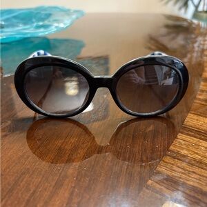 Chic Black Oval Sunglasses